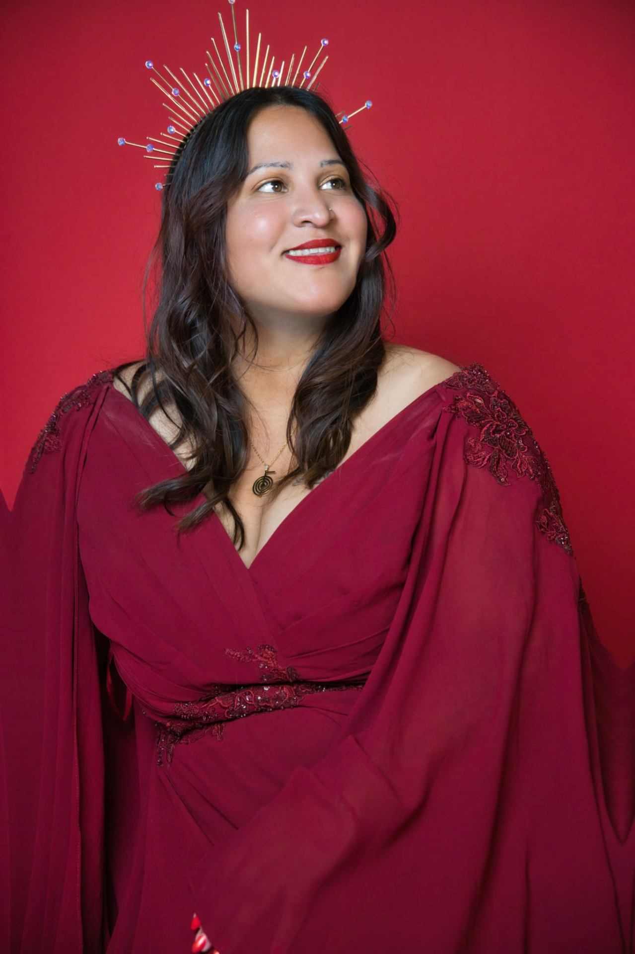 Portrait artistique de Katie Serenity avec couronne dorée rayonnante